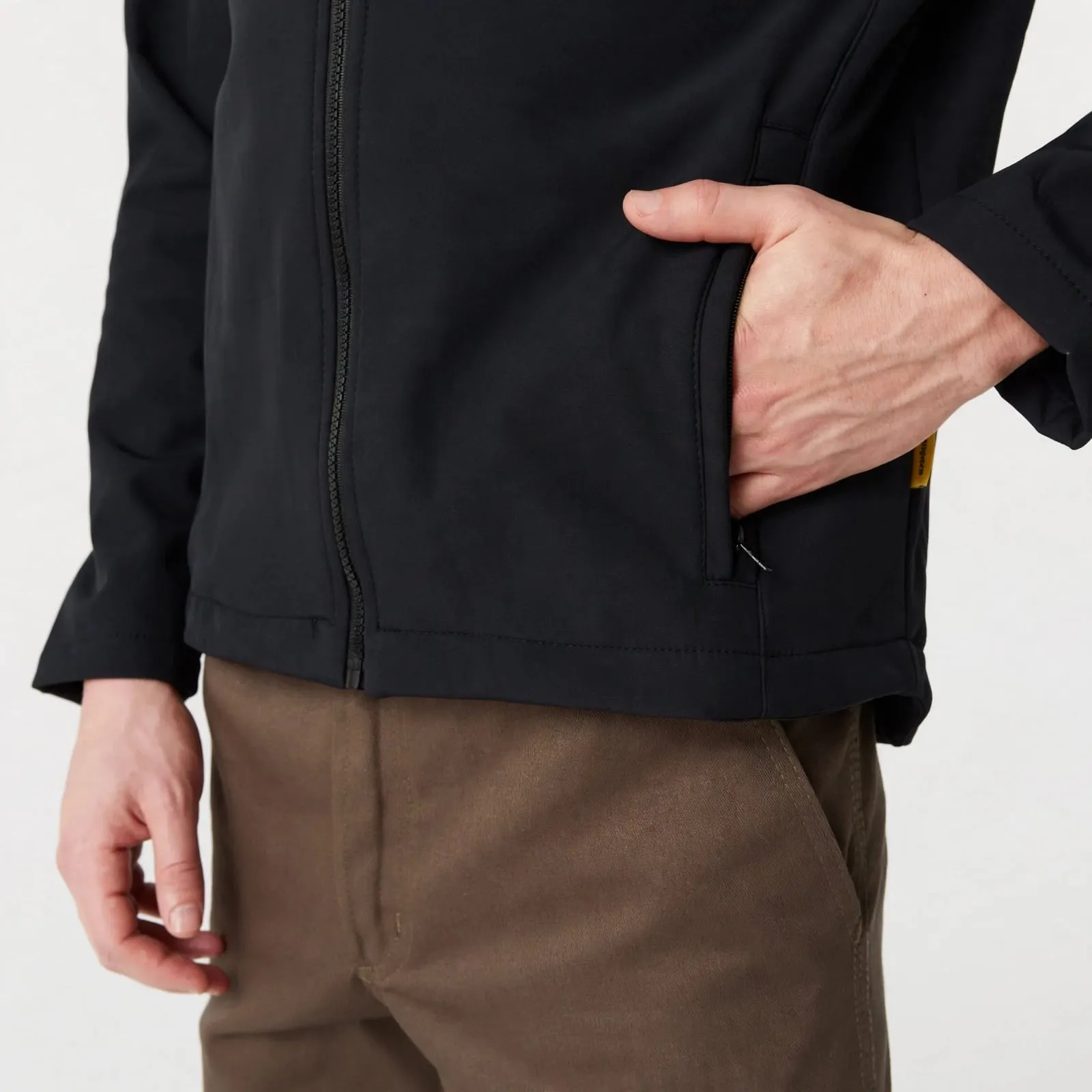 Campera softshell negro, detalle de la tela