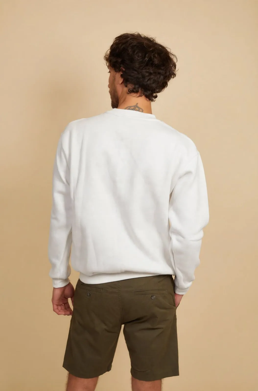 Buzo de frisa cuello redondo blanco, de espalda