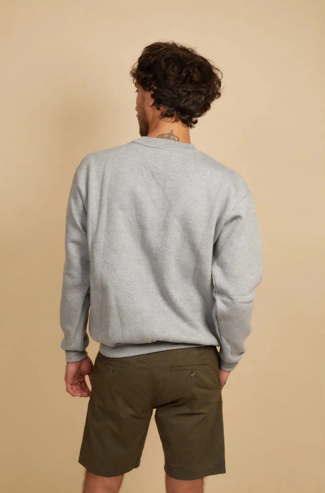 Buzo de frisa cuello redondo gris, de espalda